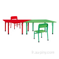 Chaise et table d'enfants de meubles d'usage à la maison de jardin d'enfants